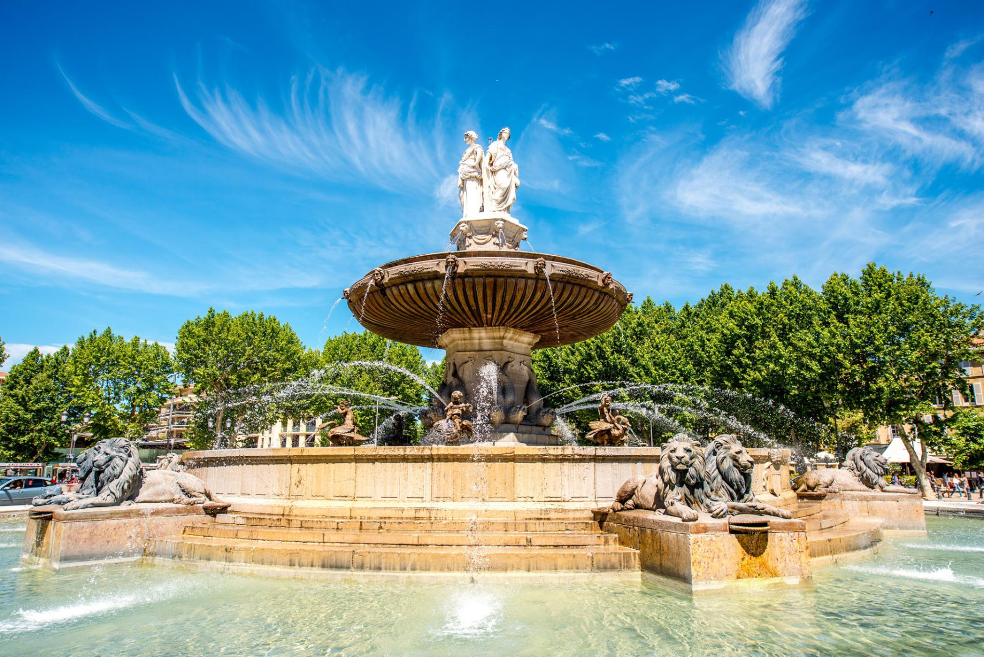 La fontaine de la Rotonde à Aix-en-Provence, ses trois statues et ses lions de pierre